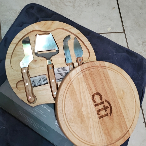 NWT Toscana Circo Cheeseboard and Tool set 10 inches diameter - Picture 1 of 5